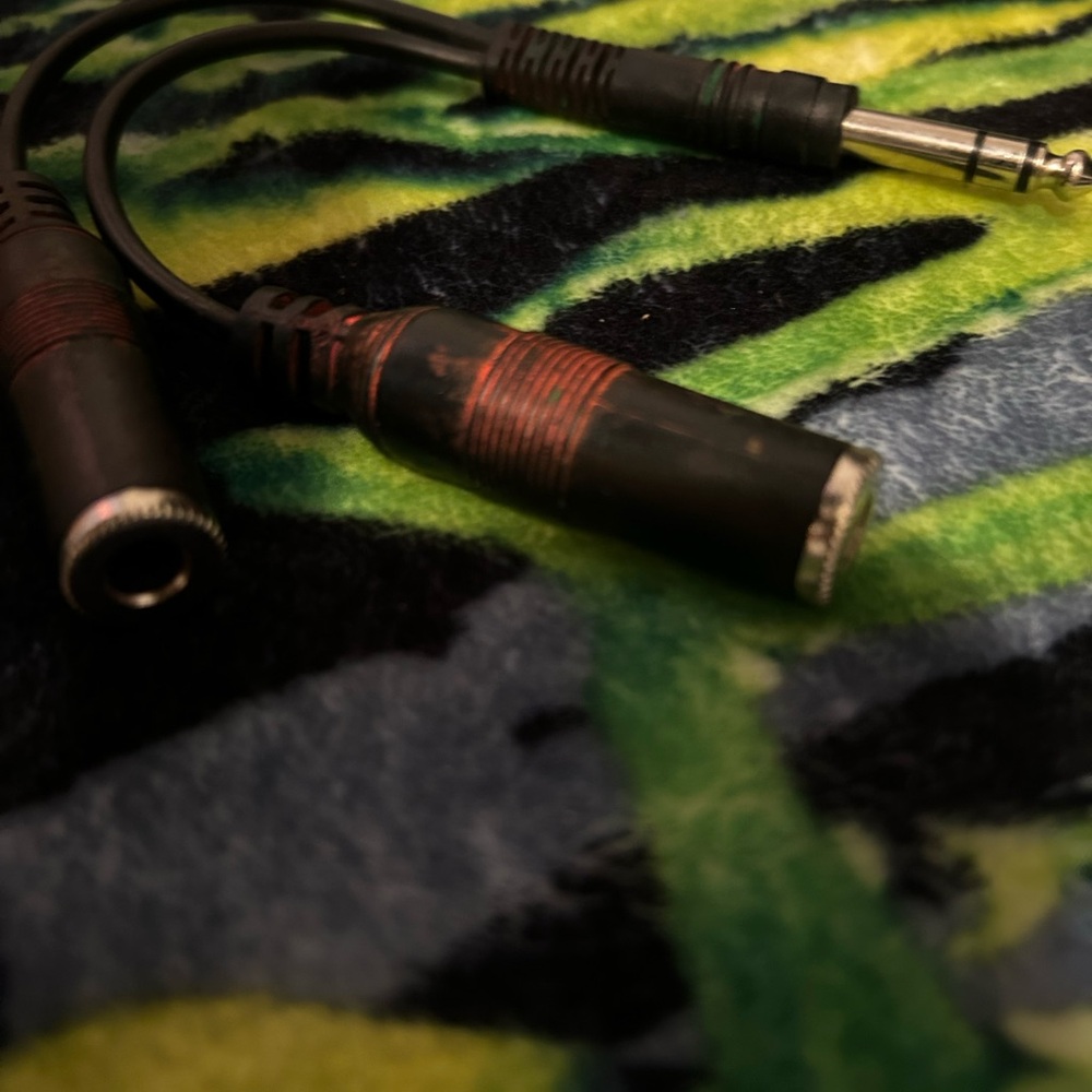 Black Audio Splitter Cable - Picture 2 of 2